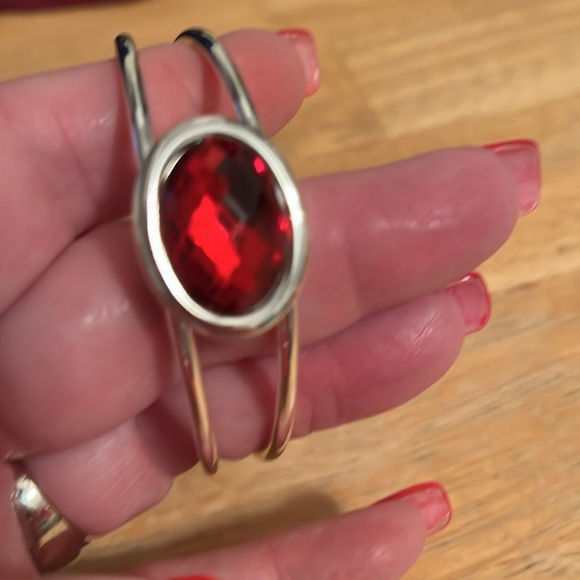 Red faceted stone cuff bracelet set in silver tone, unmarked - Picture 6 of 8